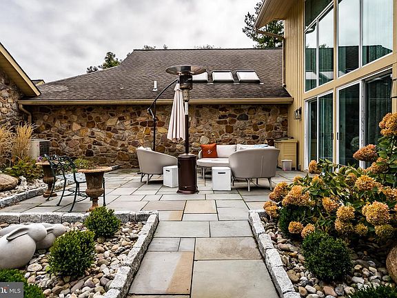 3rd image of 1256 Round Hill Rd