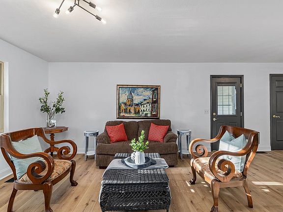 5th image of 105 Federer St