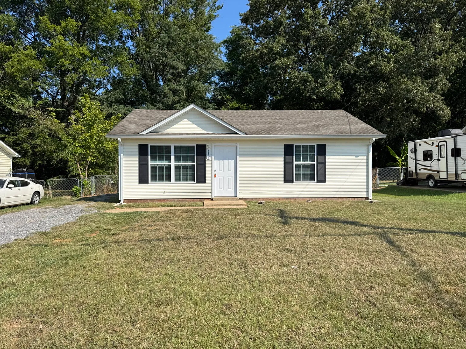 2 bed, 1.0 bath, 826 sqft, $1,095 — Photo 1