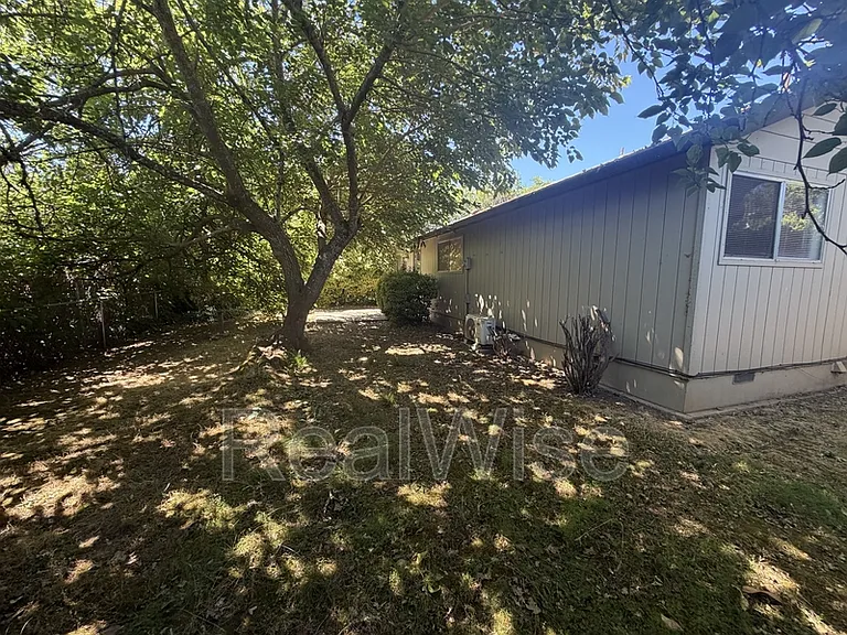 1229 NW Highland Ave #B — Photo 4