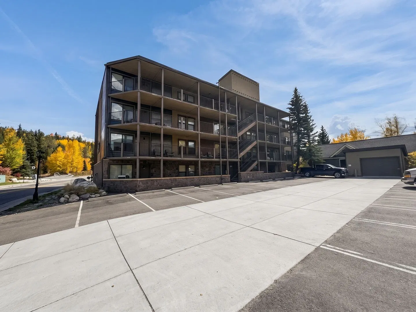Laundry in unit! Updated Apartment! Parking for 2 Cars! Storage! Almost all utilities included! — Photo 2