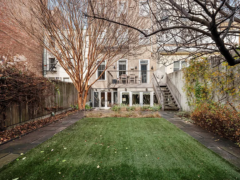 160 Ainslie St #1 — Photo 5