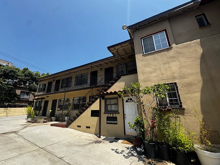 1751 Winona Blvd #6 — Photo 13