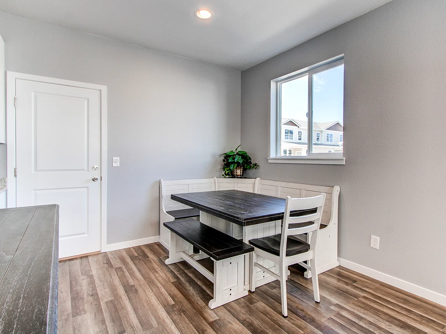 2 bed, 1.5 bath, 1218 sqft, $1,900 — Photo 3
