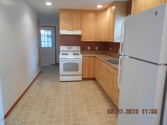 5th image of 204 W Tinkham Ave