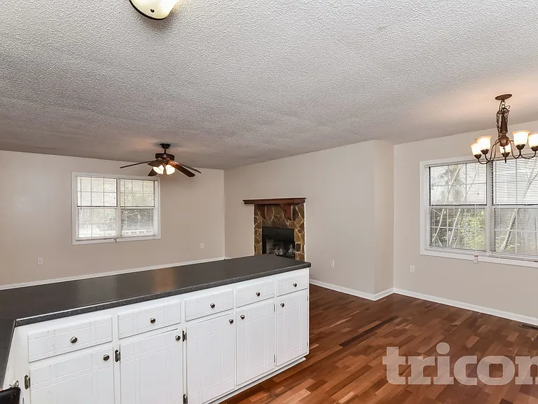 230 Parkway Ct — Photo 6