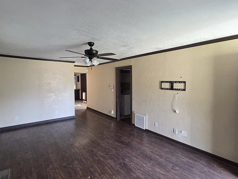 215 E Myrtle Dr — Photo 2