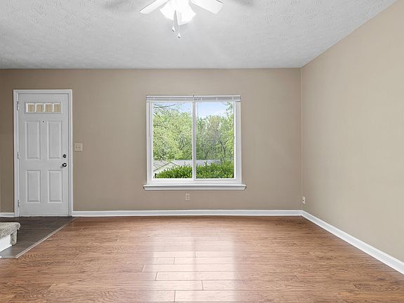 4th image of 98 Vicki Ln