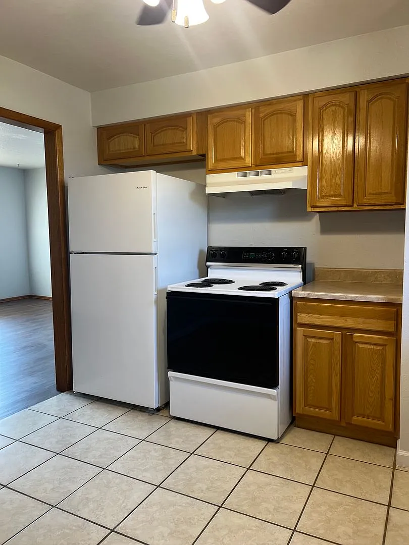 3 Bedroom 1 Bathroom House — Photo 4