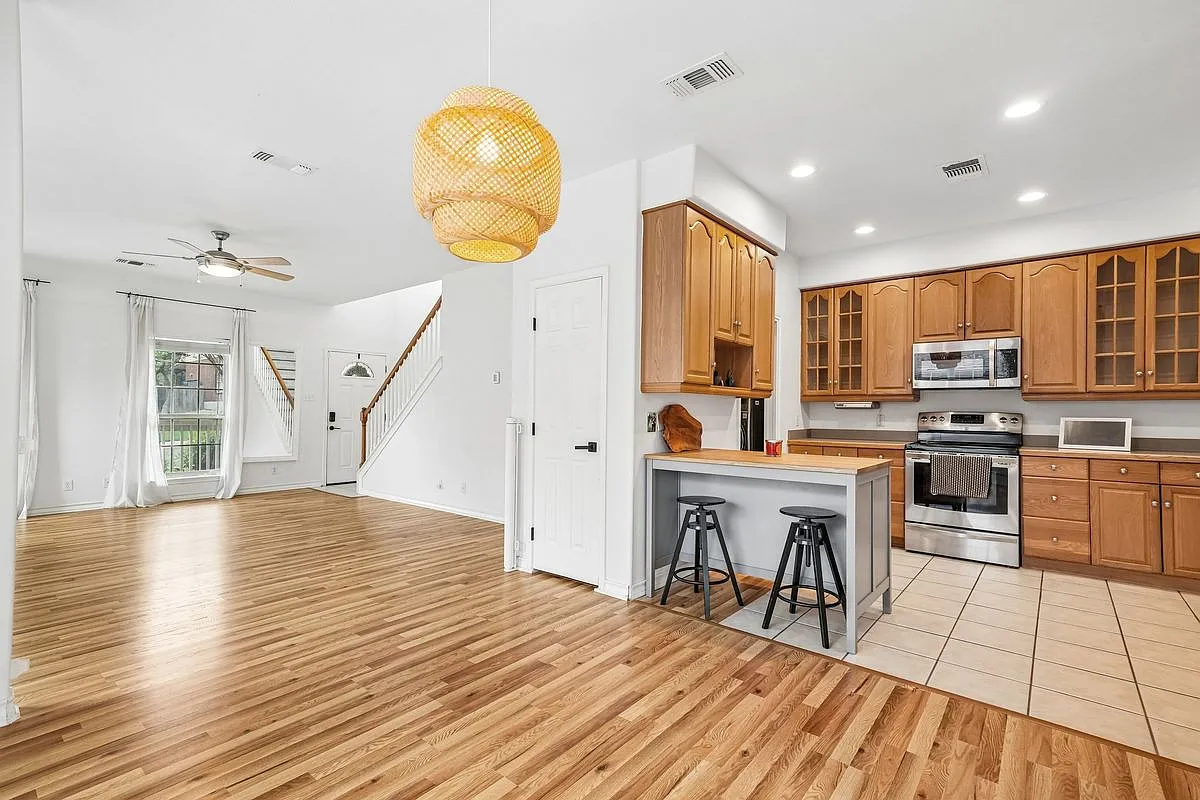 4 bed, 3.0 bath, 1834 sqft, $2,600 — Photo 4