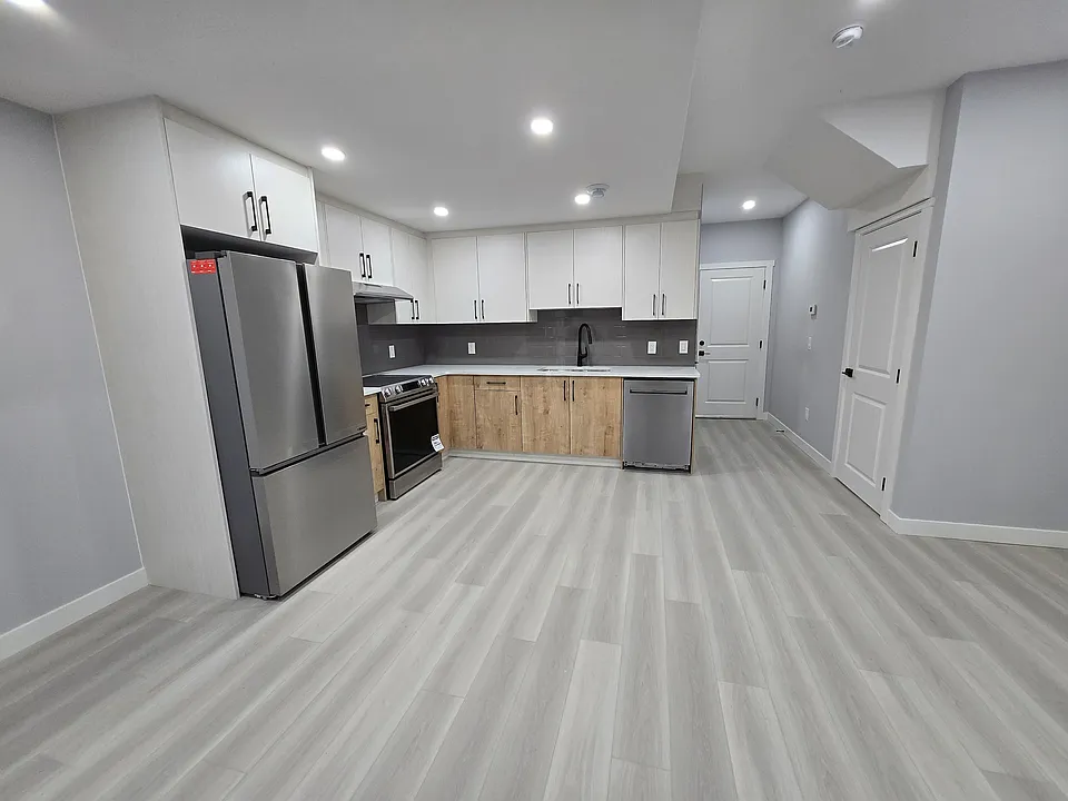 132 Rowmont Dr NW