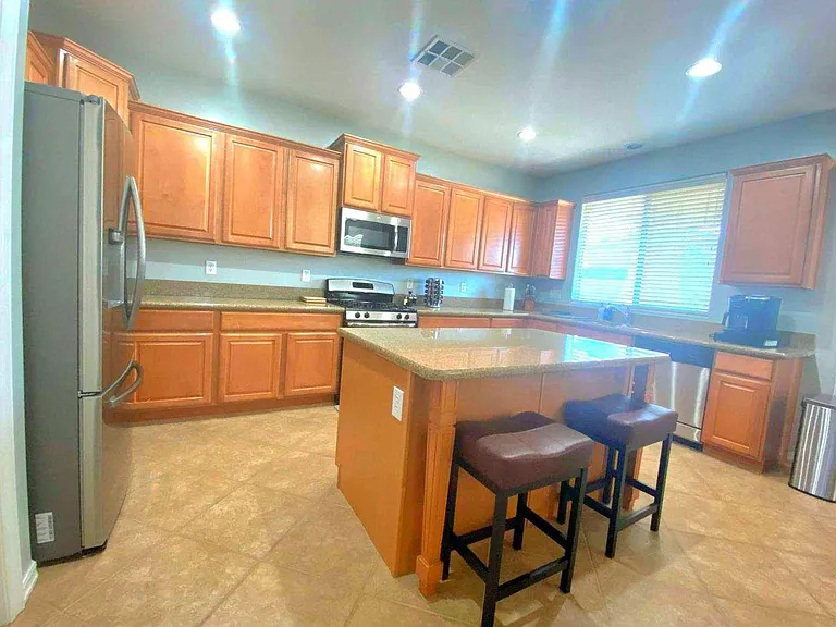 193 E Bahamas Dr — Photo 5