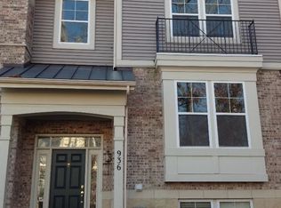 936 Tuscany Dr, Streamwood, IL 60107