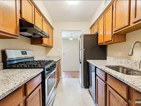 4th image of 825 Riverside Ave APT 204