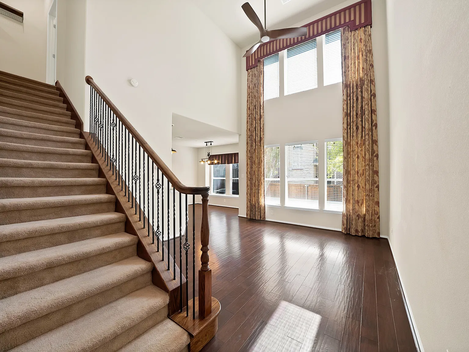 2 bed, 2.5 bath, 1581 sqft, $2,700 — Photo 2