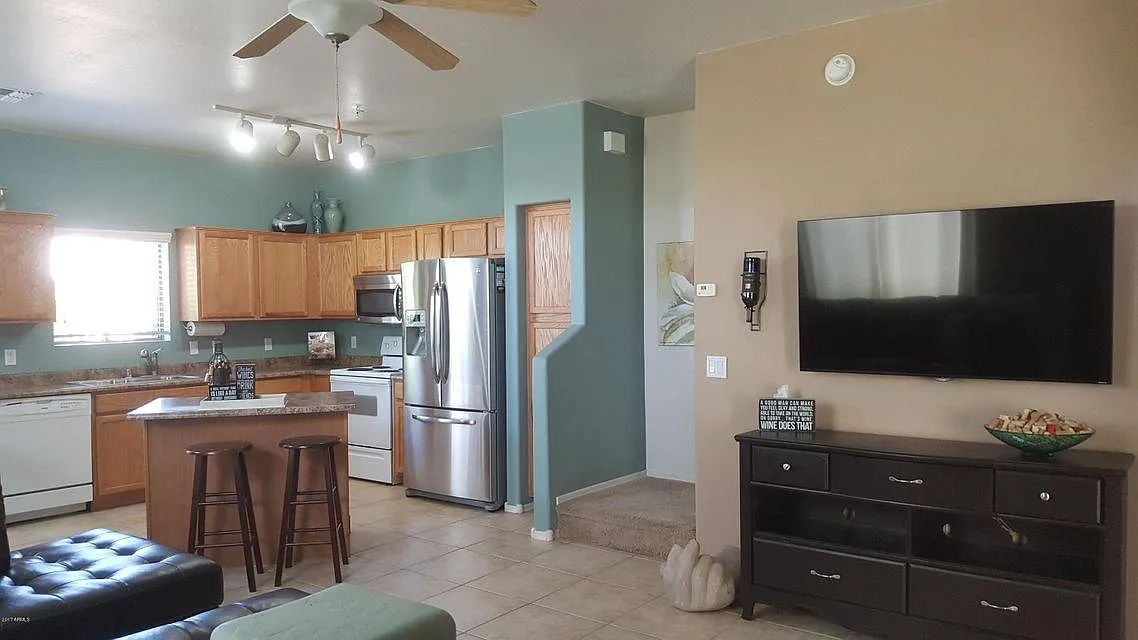 3 bed, 2.5 bath, 1439 sqft, $2,650 — Photo 2