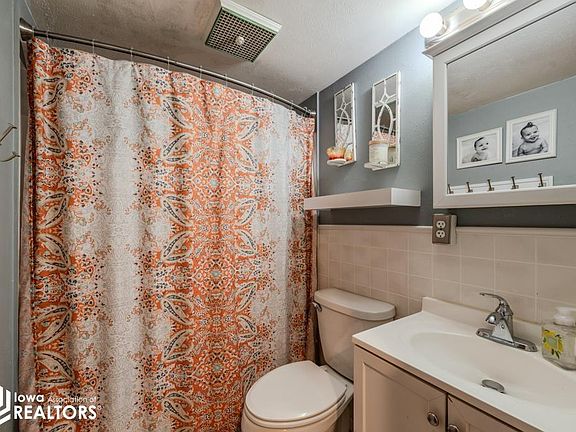 5th image of 805 W Poplar St