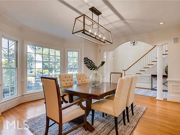 4th image of 235 Grosvenor Pl