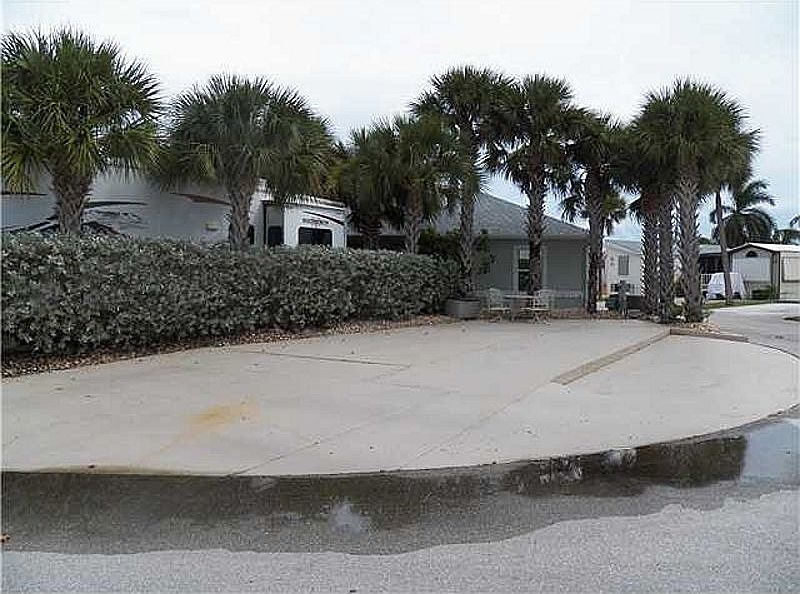 1st image of 744 Nettles Blvd