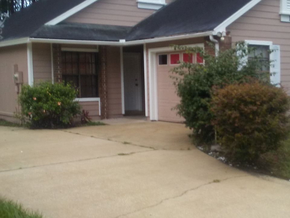 1st image of 152 Lakeside Cir