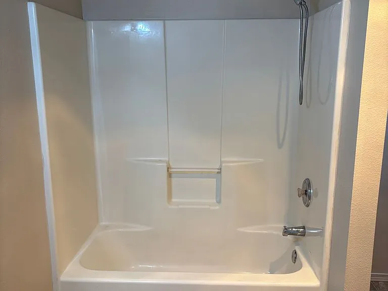 1 Bedroom Unit with Detached Garage in Prineville — Photo 9