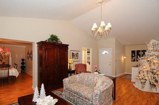 5th image of 187 Berry Dr