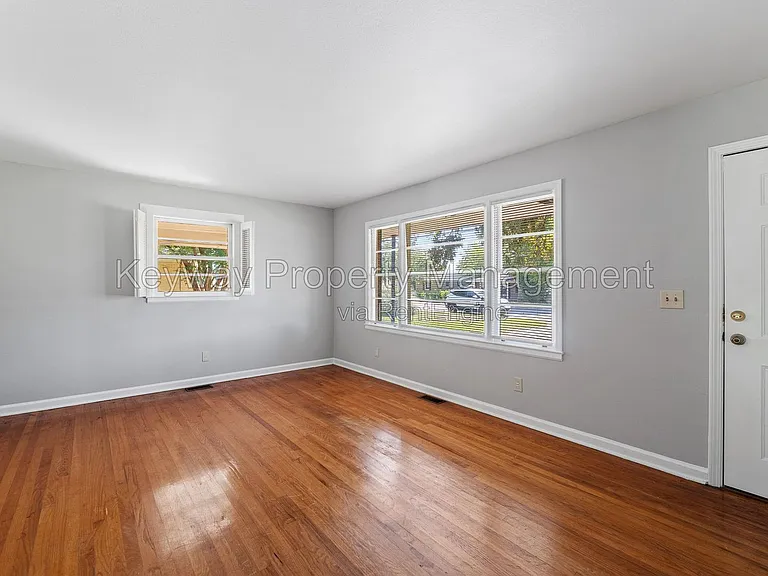 2105 Eastland Dr — Photo 3