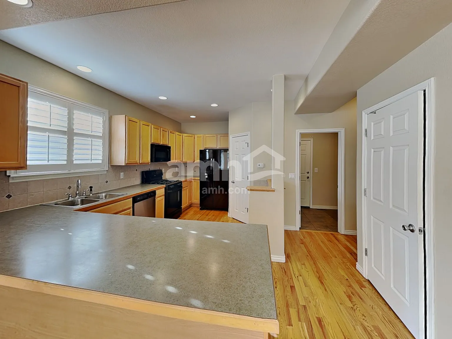 3 bed, 2.5 bath, 2089 sqft, $3,075 — Photo 4