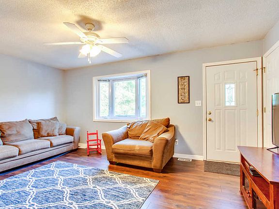 4th image of 814 Houston Dr