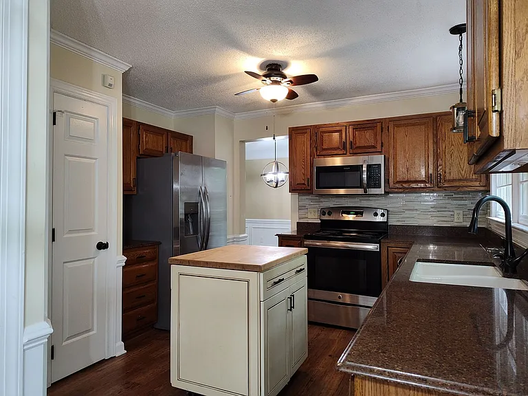 7235 Kinsmore Ln — Photo 2