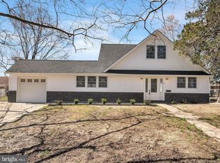 5 River Ln, Levittown, PA 19055