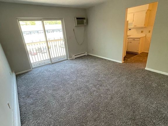 3rd image of 815 Rosemont Ave #19