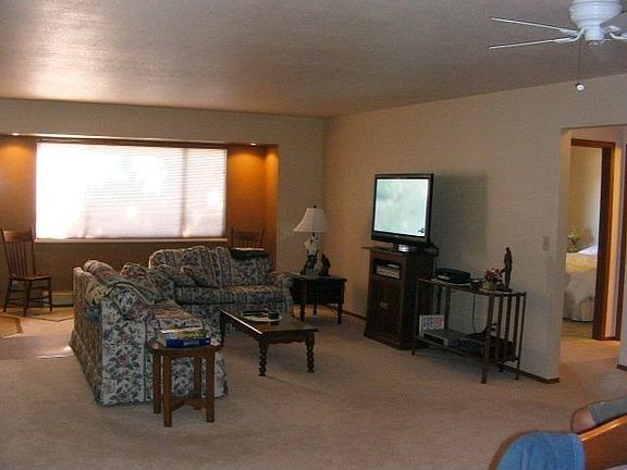 Spacious living room