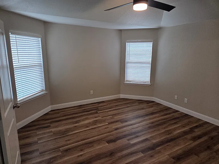 5202 Dauphin Dr — Photo 19