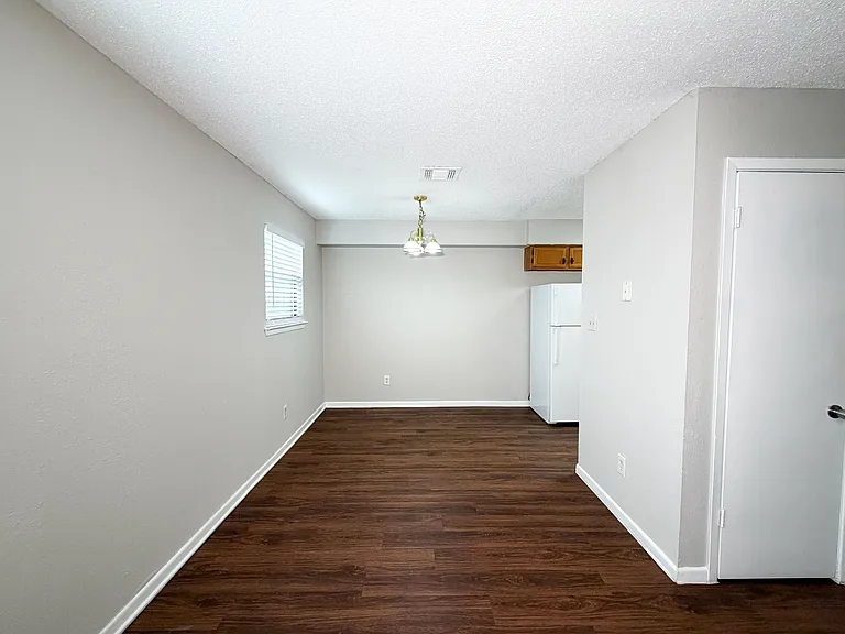 115 S Frio St #H — Photo 3