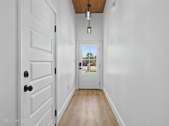 2nd image of 3411 Raintree Dr