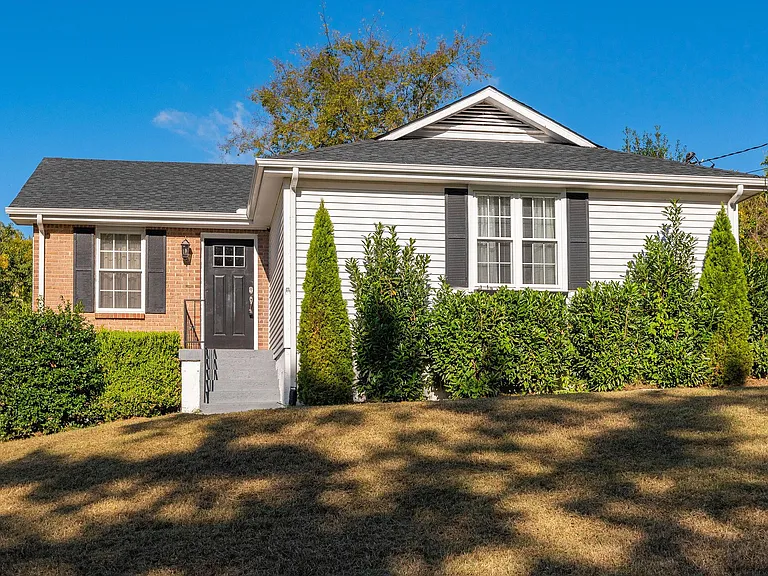 633 Debbie Dr — Photo 2