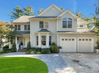 900 Harbor View Rd, Mill Neck, NY 11771