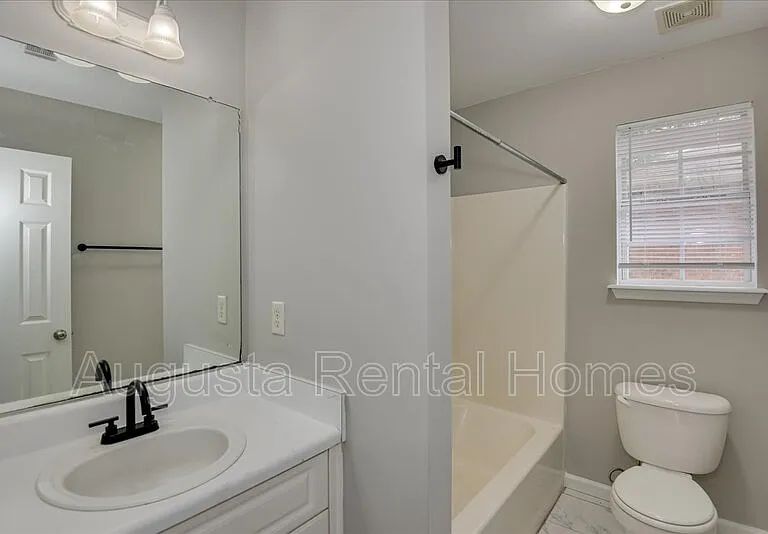 690 Monroe St — Photo 25