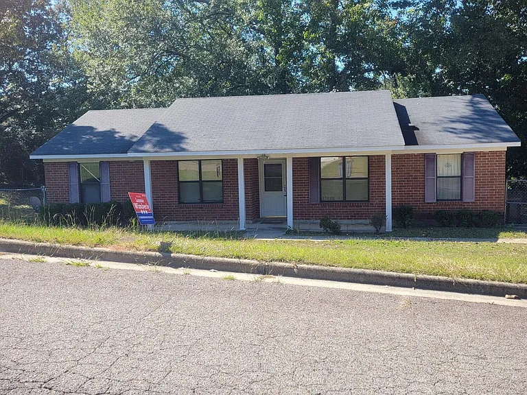 3319 Saddlebrook Dr — Photo 1