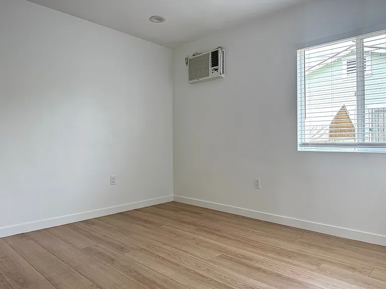 1538 W 30th St #1 — Photo 11