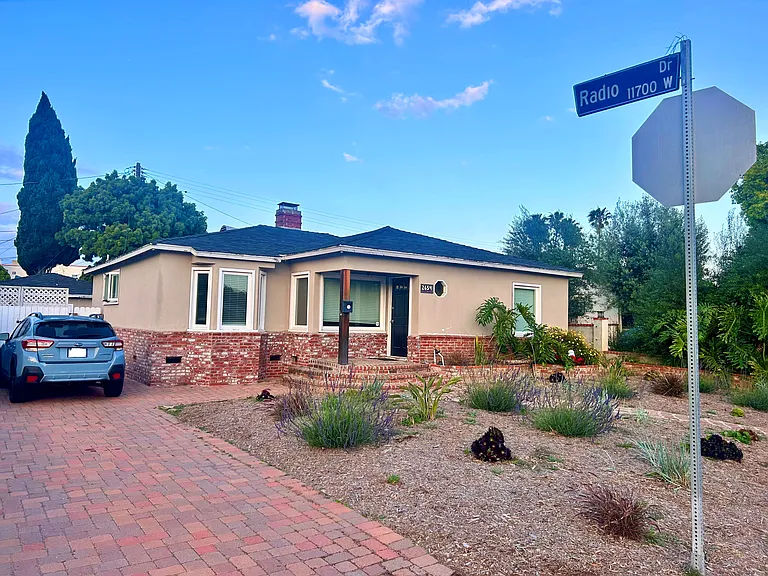 2654 Granville Ave — Photo 1