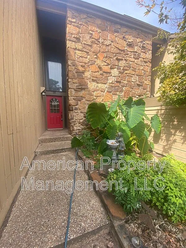 2 bed, 2.5 bath, 2310 sqft, $2,000 — Photo 4