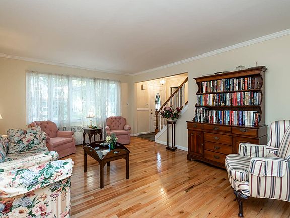 3rd image of 104 Walsh Ln