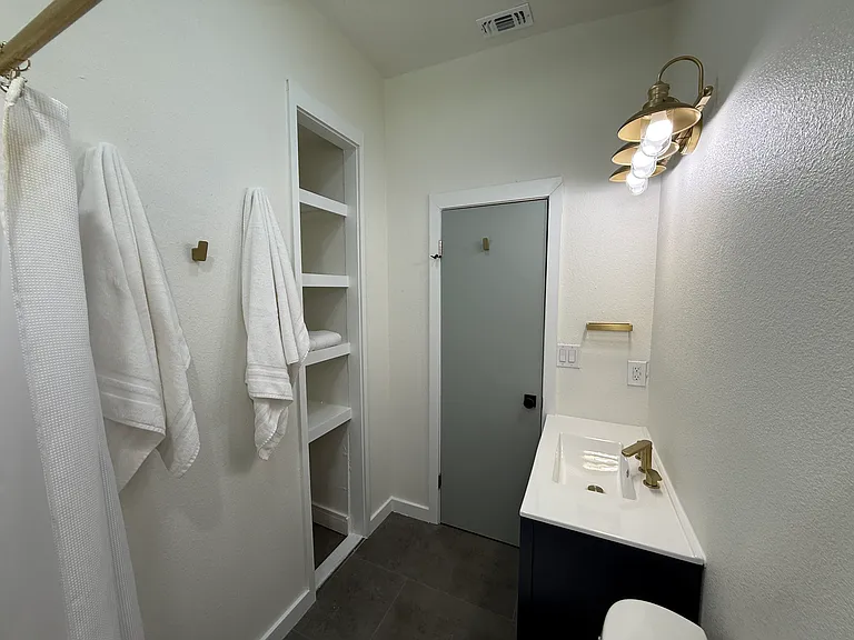 409 Sarah St — Photo 12