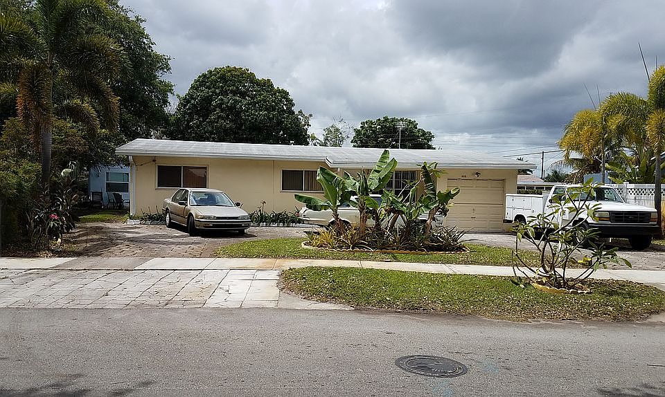 1st image of 905 SW 22nd Ter
