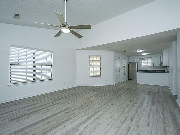 4th image of 1009 Douglas Wayne Rd