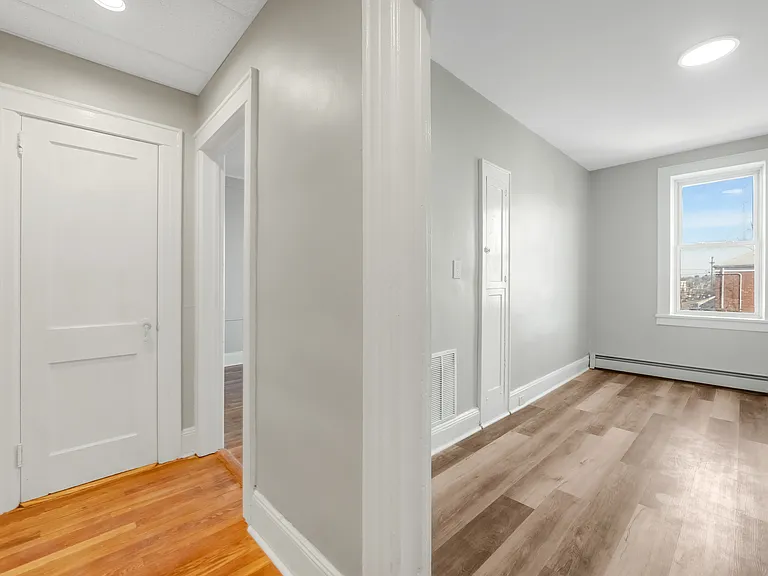 102 Genessee Ave — Photo 8