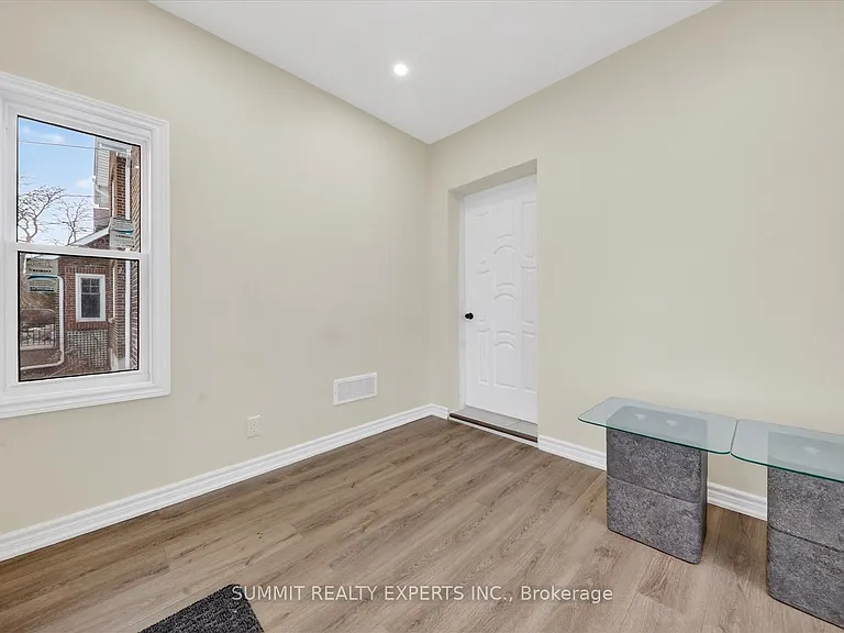 35 Court St N — Photo 8