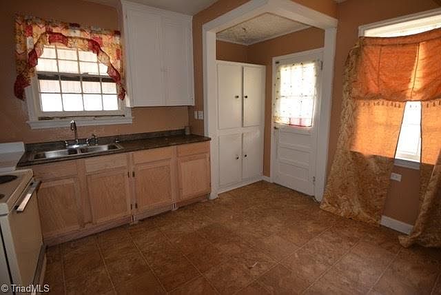 2nd image of 3022 N Glenn Ave